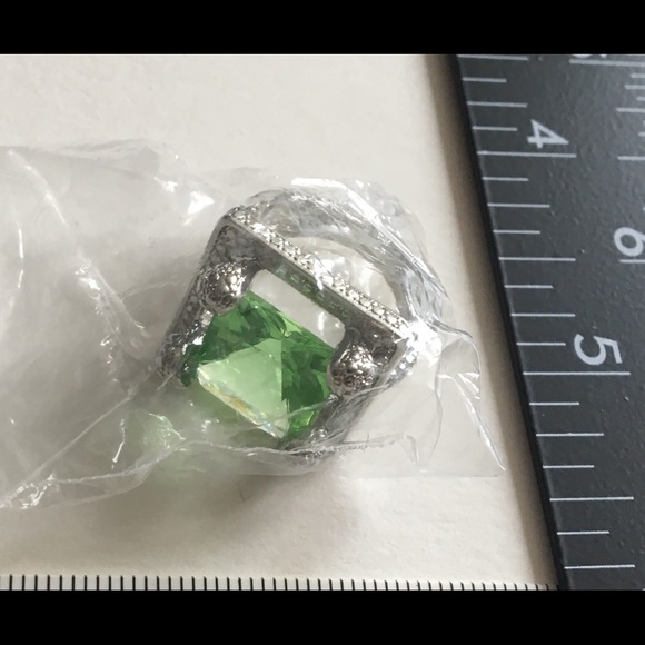 Large Elegant Fashion Peridot Green Colored Stone - Picture 2 of 8